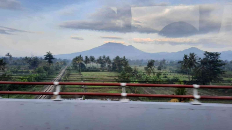 Gunung Gede dilihat saat melewati kota Cianjur (sumber foto: dokumentasi pribadi)