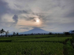 Gunung Gede dilihat saat sore hari di Cianjur (sumber foto: dokumentasi pribadi)