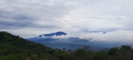 Gunung Gede dilihat di jalan menuju ke Gunung Padang (sumber foto: dokumentasi pribadi)