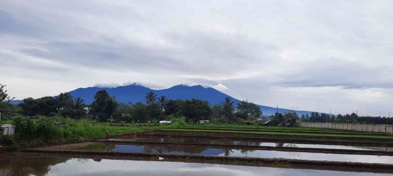 Gunung Gede dilihat di jalur Lingkar Selatan Sukabumi (sumber foto: dokumentasi pribadi)