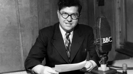 Fred Hoyle di radio BBC  (sumber: wikipedia)