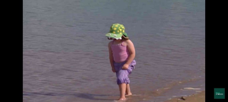 Gambar 10: anak perempuan sedang bermain di Pantai, Menit 15:22 (https://youtu.be/yRYl9Bf0yhs)