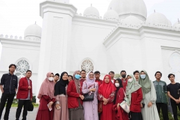 Mahasiswa STMIK Antar Bangsa berada di Masjid At-Thohir, Depok (Dokpri)