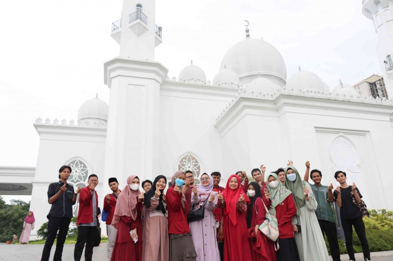 Mahasiswa STMIK Antar Bangsa saat berada di Masjid At-Thohir, Depok (Dokpri)