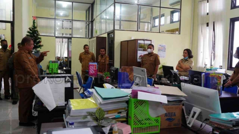 Sekda Kota Kupang berdialog dan memotivasi pegawai dalam Sidak hari pertama kerja di salah satu OPD Kota Kupang (dok foto: kupangkota.go.id)