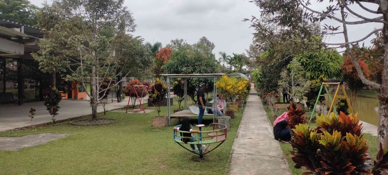 Area taman bermain yang juga bisa dijadikan tempat bersantai. Foto : dokpri