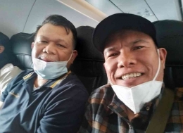 Gambar: penulis dan Pak Romli orang Indonesia yang menetap di Belanda foto di pesawat saat perjalanan. (Dokpri)