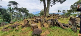 Gunung Gede dilihat dari teras 5 Gunung Padang (sumber foto : dokumentasi pribadi)