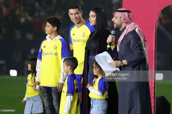 Ronaldo dan keluarganya dalam acara perkenalan. (FAYEZ NURELDINE/AFP via Getty Images)