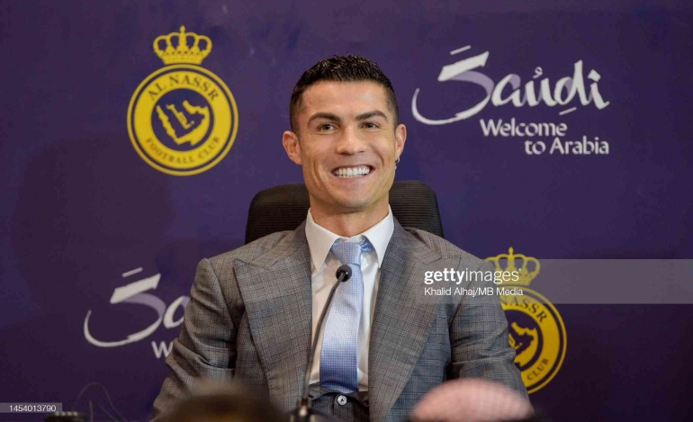 Cristiano Ronaldo ketika diperkenalkan sebagai pemain Al Nassr, 3 Januari 2023. (Sumber: Khalid Alhaj/MB Media/Getty Images) 