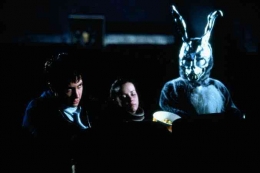 Siapa sebenarnya sosok berkostum kelinci mengerikan tersebut (sumber gambar: IMDb) 