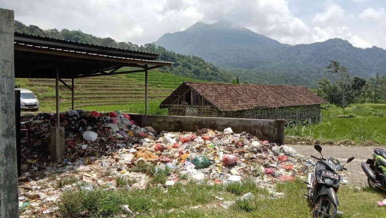 Timbulan dan volume sampah kian meluas hingga ke pelosok desa. (Dokumentasi pribadi)