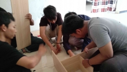 Proses Perakitan Rak Buku TBM Desa Tanjung oleh Kelompok KKN-T Gresik 3 UNESA (Dokpri)