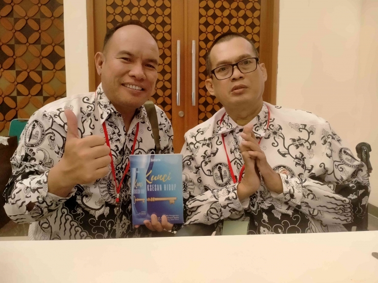 Gambar: penulis dan Cang ato sosok inspiratif menulis di kala sakit, bertemu saat temu penulis Nusantara di gedung guru Nasional 