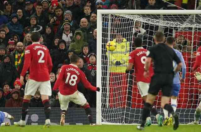 Casemiro mencetak gol untuk Manchester United. (c) AP Photo/Dave Thompson.