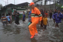 Ganjar Pranowo saat meninjau banjir di Semarang. Foto: kumparan.com