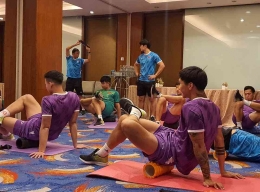 Tidak punya waktu Tim Vietnam hanya berlatih pemulihan di hotel setelah tiba di Indonesia. Foto: VFF