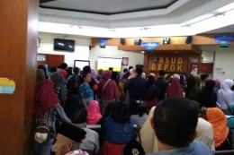 Antrean panjang di RSUD Depok, Sawangan, Depok, Jumat (4/1/2019).(KOMPAS.com/ CYNTHIA LOVA) 