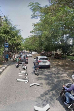 Rambu sebelah kiri merupakan pemberhentian bus transjakarta Rute 3F Sentraland-Puri Indah Jakarta Barat namun tidak ada fasilitas halte sama sekali.