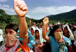 Para perempuan Indian menuntut keadilan. Dokumentasi: Oriana Elicabe/Creative Commons