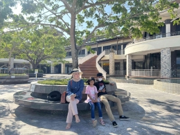 Keluarga Ervina di tengah kawasan Hotel mewah di Lagoi Bay (Dokpri)