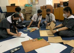 Gbr Dok Pri: Para siswa melakukan aksi membuat ondel-ondel dari barang daur ulang