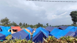 Tenda pengungsian di kampung Karamat, Desa Suakmulya, Kecamatan Cugenang (Sumber: dokumen pribadi)