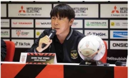 Pelatih Shin Tae Yong pada saat konferensi pers (Sumber: Bola.net)