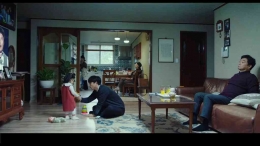 Jiyoung yang harus mengerjakan pekerjaan rumah sendirian (sumber: The cat that watches TV)