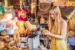 Ilustrasi wisatawan - Seorang turis asing sedang berbelanja di Pasar Seni Ubud, Bali.(SHUTTERSTOCK / Elizaveta Galitckaia) 