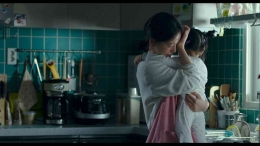Jiyoung menangis sambil menggendong anaknya (sumber: IMDb)