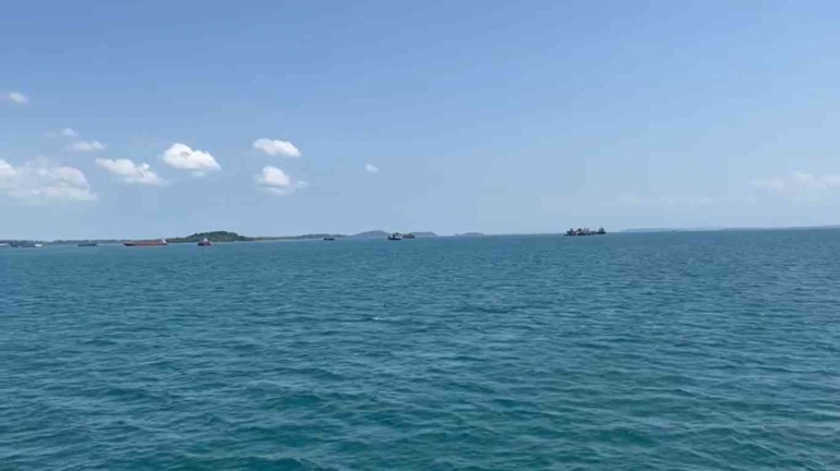 Pemandangan laut yang Ervina dan Keluarga saksikan ketika menaiki Kapal Roro (Dokpri)