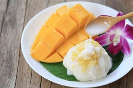 Mango sticky rice (sumber: Shutterstock. com)