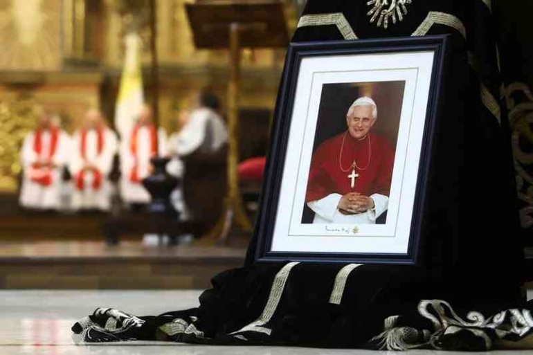Foto Paus Emeritus Benediktus XVI di misa penghormatannya di Katedral Buenos Aires, Argentina (Sumber foto: Reuters).