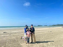 Ervina dan Keluarga di Pantai Lagoi (1) (Dokpri)