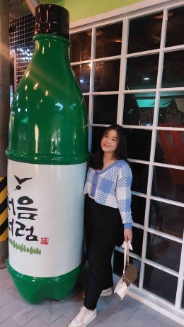 Penulis sedang berfoto dengan salah satu ornamen  botol ala Jepang. (Dokpri)