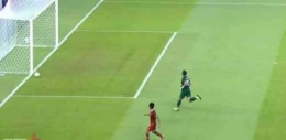Pemain Timnas Indonesia Witan Sulaeman gagal menceploskan bola ke gawang kosong dalam laga melawan Thailand di Piala AFF 2022. (RCTI Plus) 