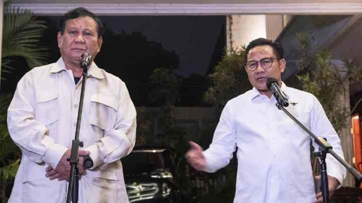 Muhaimin Iskandar (kanan) menyebut Prabowo Subianto sebagai calon presiden saat deklarasi KIR. (Foto: Tempo.co).