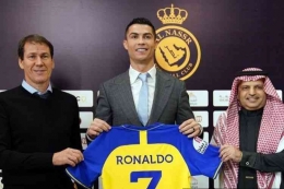 Ronaldo saat diperkenalkan sebagai pemain Al Nassr (foto: Kompas) 
