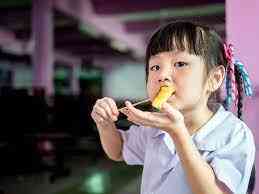 Ilustrasi saat anak makan jajanan. Gambar diambil dari sehat.com