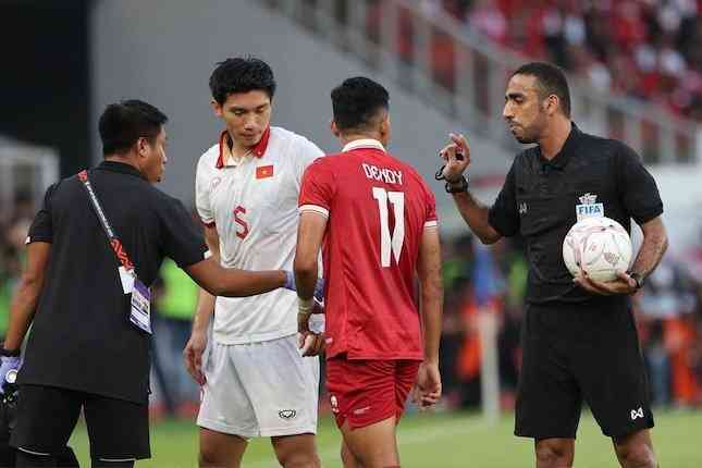 Salah satu keputusan kontrovesial pengadil dari Oman dalam laga Indonesia-Vietnam sore tadi. (sumber: bola.net)