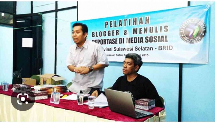 Saya jadi moderator Dr Rully Nasrullah, M.Si (Kang Arul) di pelatihan menulis (foto dok Nur Terbit)