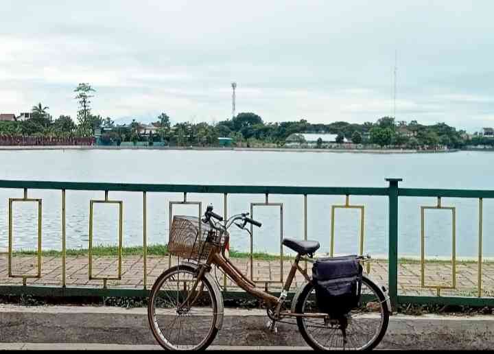 Sepeda mini kesayangan di depan Rawa Kutuk atau Situ Pondok Jagung (dokpri)