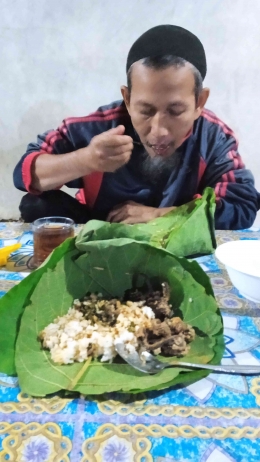 Nikmatnya menyantap nasi pecel belut daun jati (dok IYeeS) 