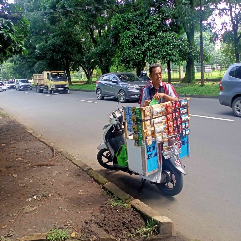 Penjual kopi seduh di atas sepeda motor (dokumen pribadi)