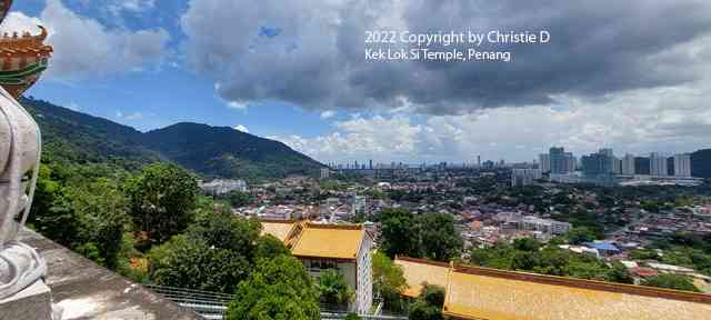 Dari tempat aku berdiri, di puncak lereng bukit Penang Kuil Kek Lok Si, aku bisa melihat pemandangan yang luar biasa indahnya ...... Dokumentasi pribadi 