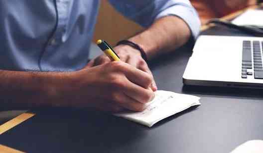 Ilustrasi seseorang mengasah kemampuan menulis dengan meningkatkan kemampuan menulisnya| by pixabay