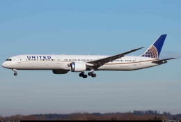 United Airlines Boeing 787-10 Dreamliner. Sumber: Bjorn Duwel /www.planespotters.net