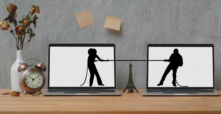 Argumen. Sumber: https://pixabay.com/photos/silhouette-rope-couple-separation-5726230/