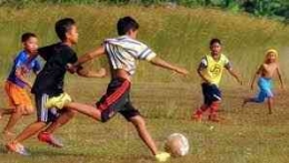 Ilustrasi anak sedang menunjukkan kemampuannya dengan bermain bola. Gambar dari : TIMES  Indonesia.